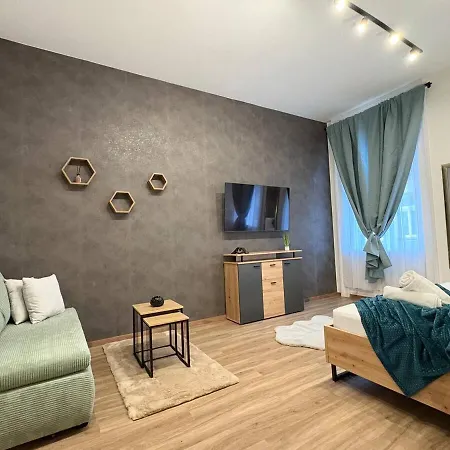 Apartment & Explore Comfortable For 4 *