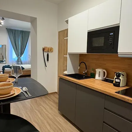 Apartment & Explore Comfortable For 4 Budapest