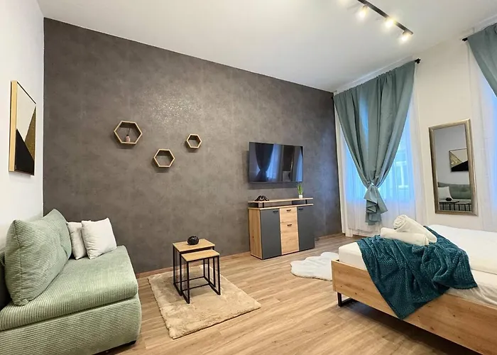 Apartment & Explore Comfortable For 4 *