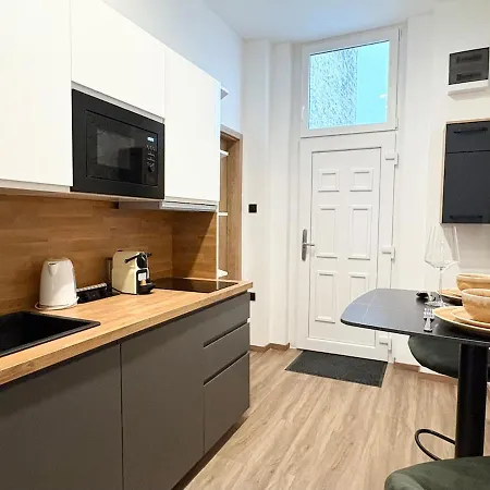 & Explore Comfortable For 4 Apartament